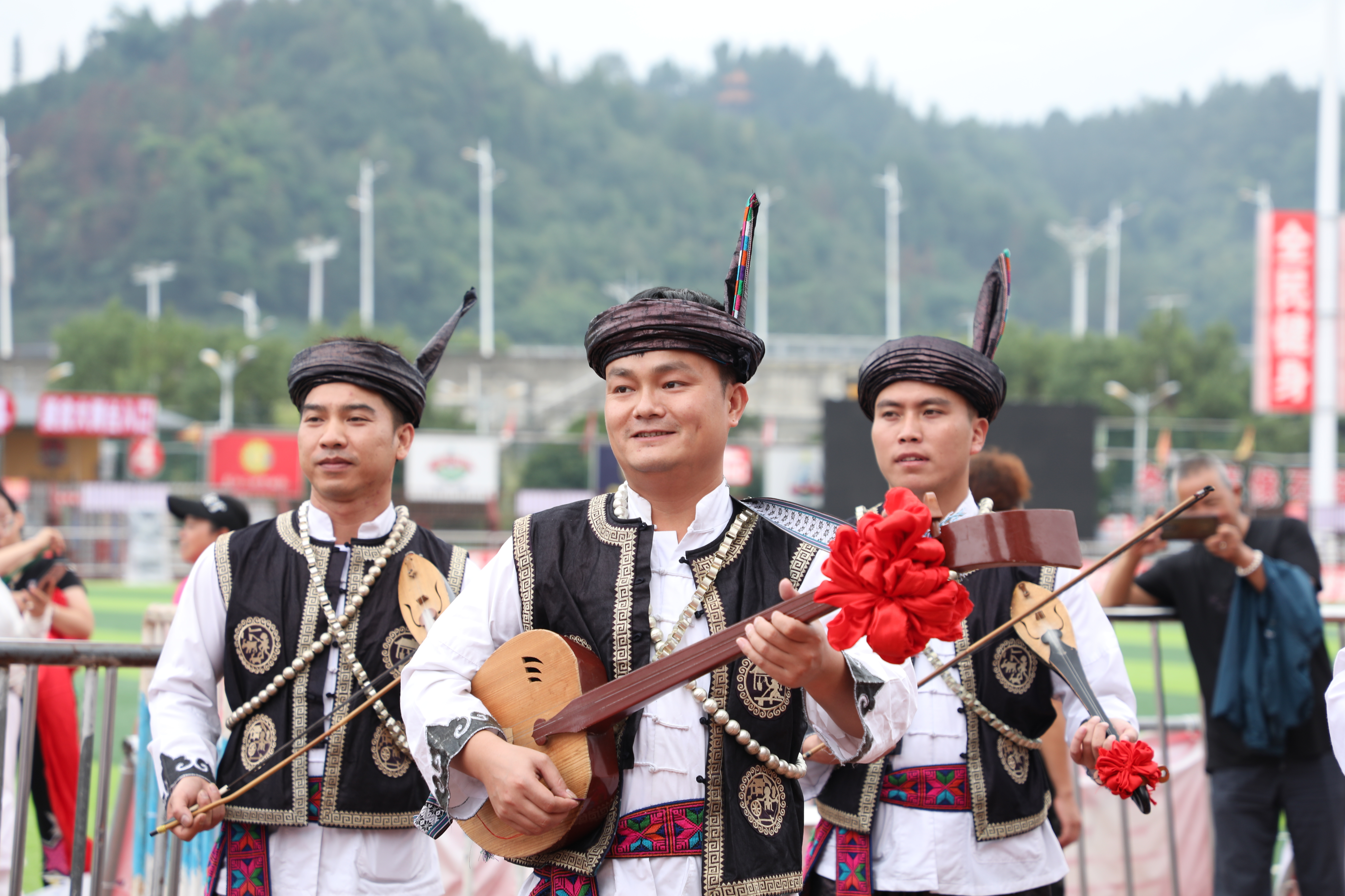 “村超”球場(chǎng)邊，民族歌舞表演人員正在排練 。.JPG