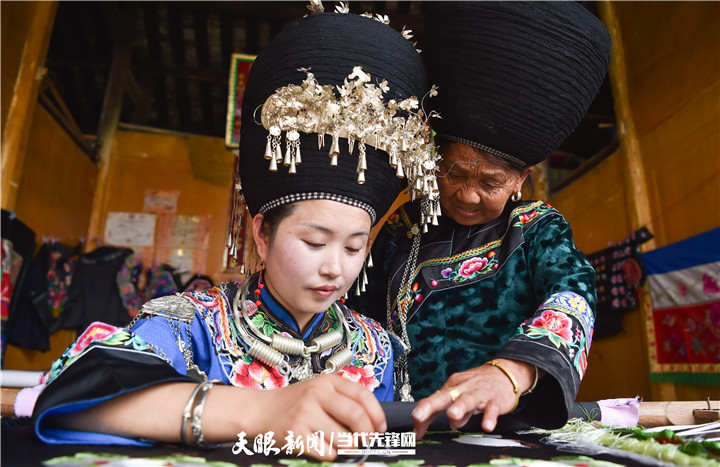 在貴州省銅仁市松桃苗族自治縣太平營街道老寨村，一老人在指導(dǎo)繡娘繡苗繡。.jpg
